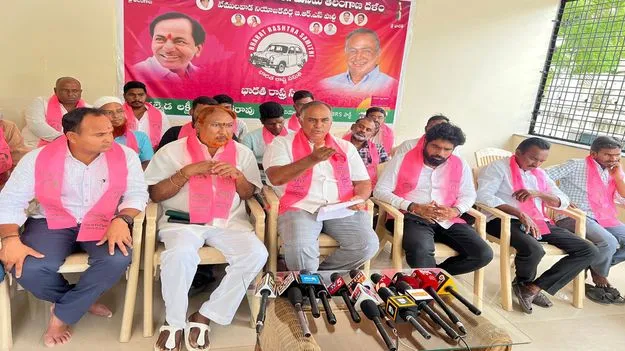 నిర్వాసితులతో అధికారుల తీరు సరికాదు
