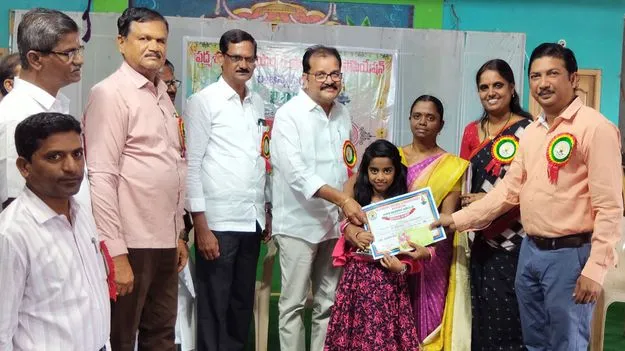 విద్యార్థులకు ప్రతిభా పురస్కారాల ప్రదానం 