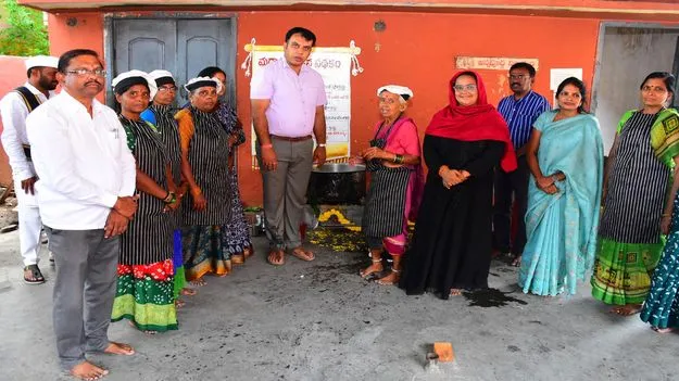 గ్యాస్‌ స్టవ్‌లపైనే మధ్యాహ్న భోజనం తయారీ