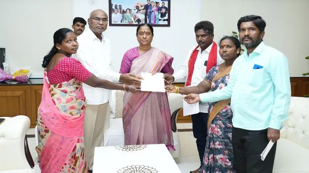 పారిశుధ్య కార్మికులను ప్రభుత్వ ఉద్యోగులుగా గుర్తించాలి