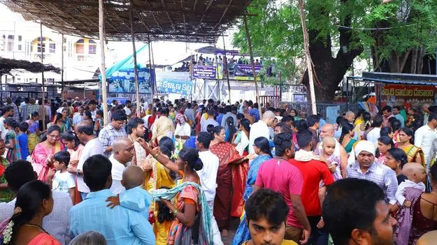 రాజన్న ఆలయానికి పోటెత్తిన భక్తులు