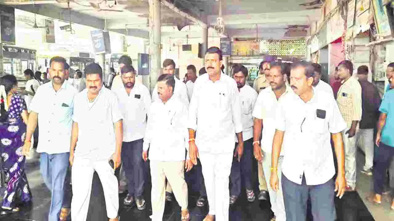 Inspection  ఆర్టీసీ బస్టాండులో తనిఖీ 