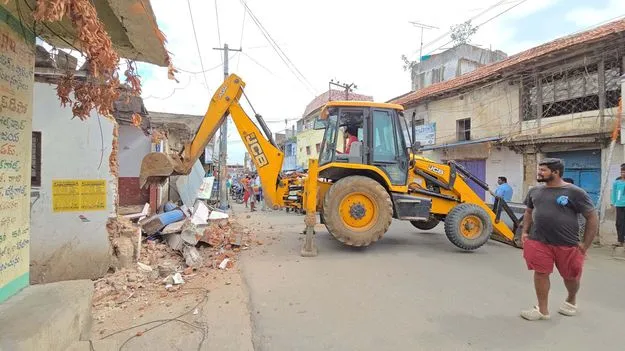 వేములవాడలో కూల్చివేతలు ప్రారంభం