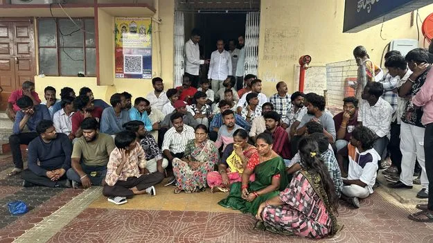 రాజన్న ఆలయ ఈవో కార్యాలయం ఎదుట ఆందోళన