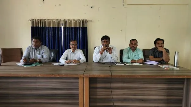 ఇసుక, మట్టి పక్కదారి పట్టిస్తే ‘ఎస్మా’ ప్రయోగిస్తాం..