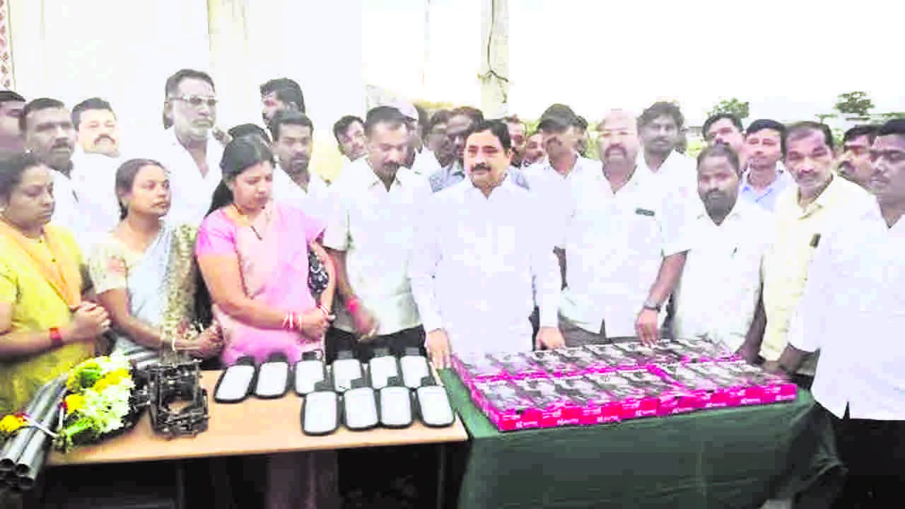street lights 500 వీధి దీపాల అందజేత 