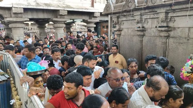 రాజన్న ఆలయంలో భక్తుల రద్దీ