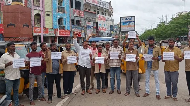 హామీల అమలు కోసం ఆటో డ్రైవర్ల భిక్షాటన