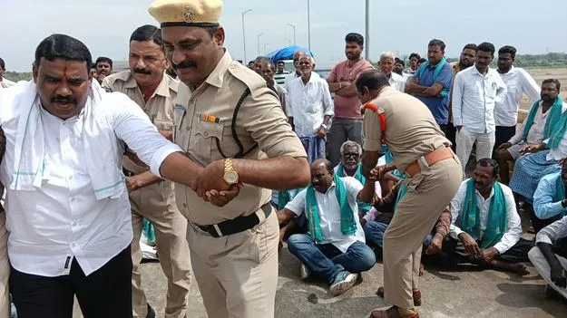 సాగునీటిని విడుదల చేయాలని రైతుల రాస్తారోకో