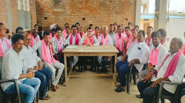 రాజకీయాలకు అతీతంగా విగ్రహ నిర్మాణం