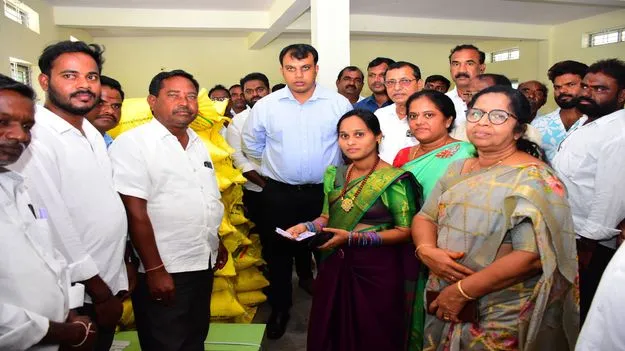 మహిళలు స్వయం సమృద్ధిని సాధించాలి