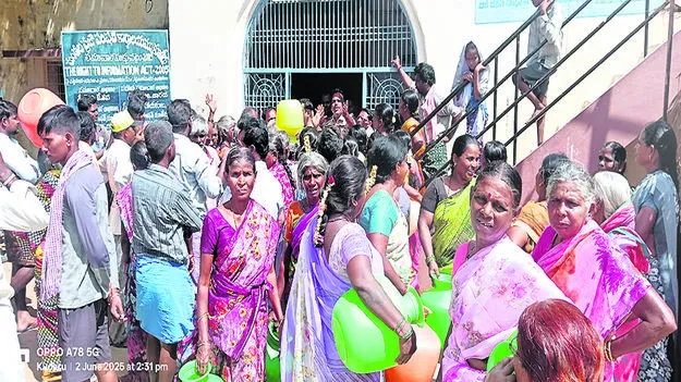 drinking water తాగునీటి కోసం రోడ్డెక్కిన మహిళలు