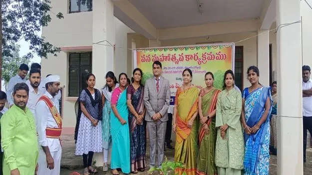 మొక్కలు నాటడం అందరి బాధ్యత