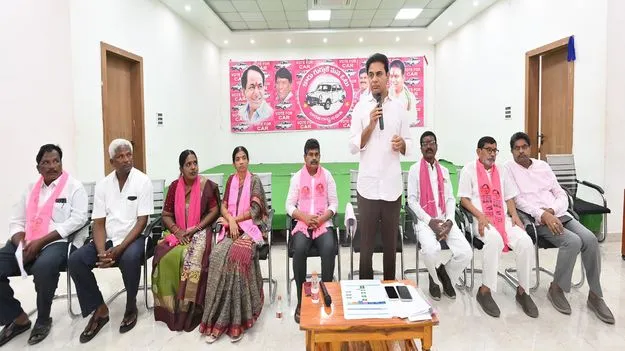 స్థానిక ఎన్నికలంటే భయపడుతున్న కాంగ్రెస్‌ ప్రభుత్వం