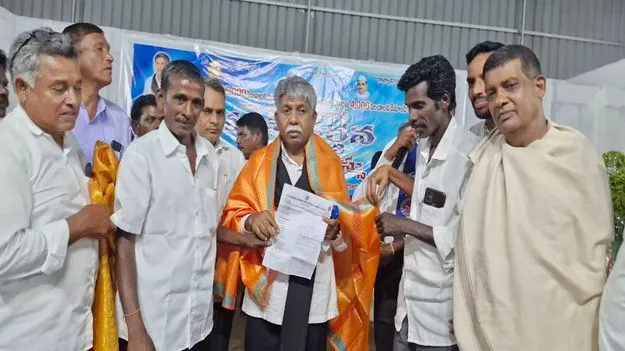 దివ్యాంగులకు పెన్షన్‌ డబ్బులు పెంచి ఇవ్వాలి..