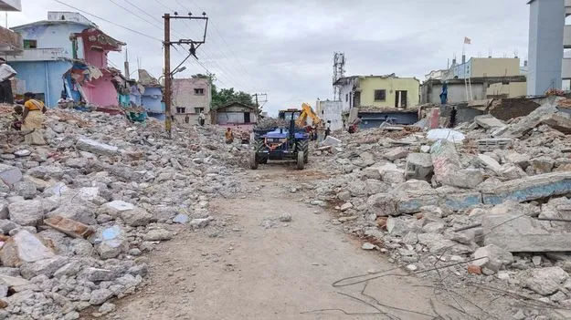 వేములవాడలో ముగిసిన కూల్చివేతలు