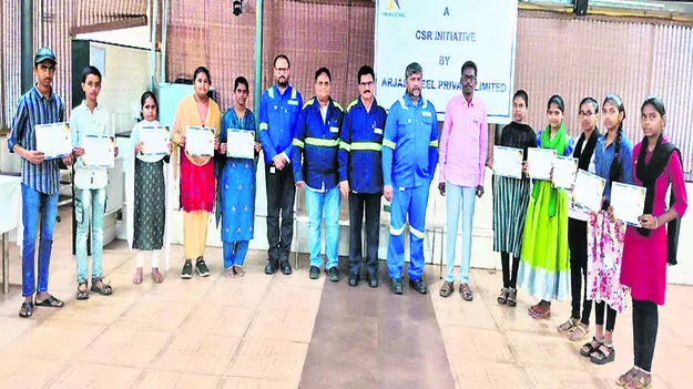 scholarship 12మంది విద్యార్థులకు 100 శాతం స్కాలర్‌షిప్‌