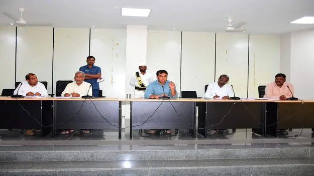 ఇందిరమ్మ ఇళ్ల నిర్మాణాలు ప్రారంభించాలి