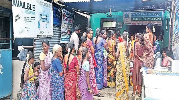 Queue ‘తల్లికి వందనం’ కోసం క్యూ 