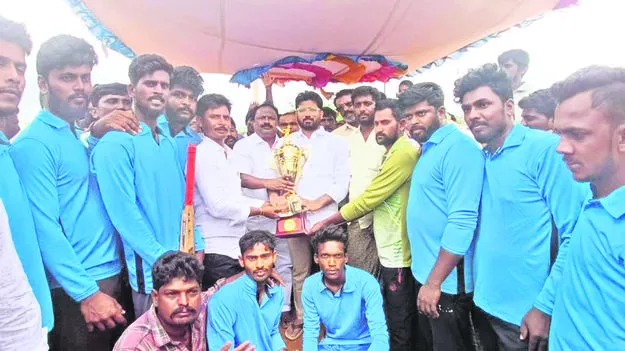  cricket tournament క్రికెట్‌ టోర్నీ విజేత కాశీపురం జట్టు 