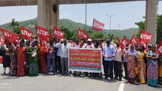 స్వీపర్‌, స్కావెంజర్‌లకు వేతనాలు చెల్లించాలి