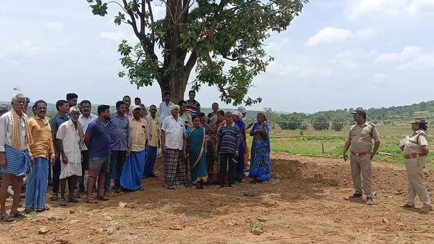 ప్లాంటేషన్ సర్వేను అడ్డుకున్న పోడు రైతులు