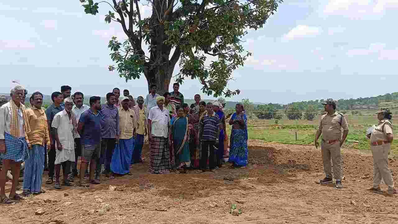 ప్లాంటేషన్‌ సర్వేను అడ్డుకున్న పోడు రైతులు