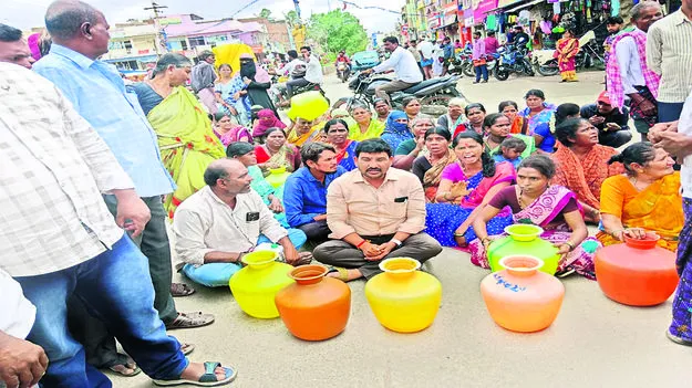 drinking water తాగునీటి కోసం రాస్తారోకో 