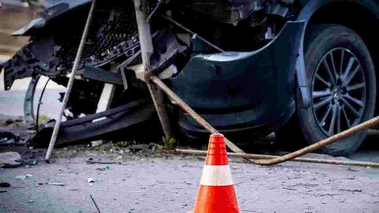 Road Accident: లారీని ఢీకొన్న కారు.. ఇద్దరు డీఎస్పీలు మృతి