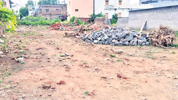 టౌన్‌హాల్‌ నిర్మాణానికి స్థలం పరిశీలన