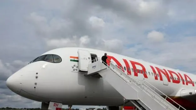 Air India: ఢిల్లీ-లండన్ ఎయిరిండియా విమానంలో సాంకేతిక సమస్య.. టేకాఫ్ నిలిపివేత..