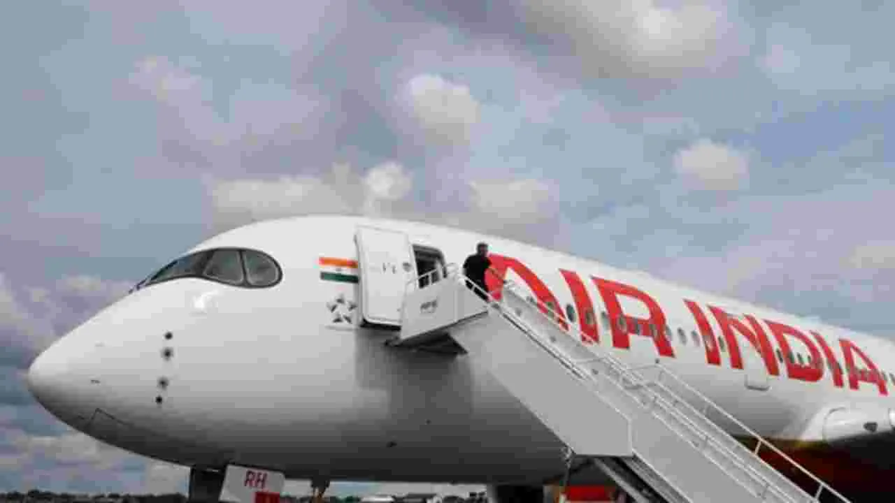 Air India: ఢిల్లీ-లండన్ ఎయిరిండియా విమానం‌లో సాంకేతిక సమస్య.. టేకాఫ్ నిలిపివేత..