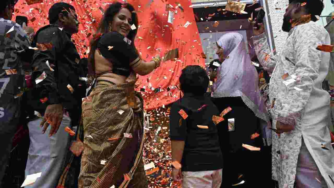 Anasuya: నెల్లూరులో సినీనటి అనసూయ. బాల నటుడు బుల్లి రాజు ఫోటోలు