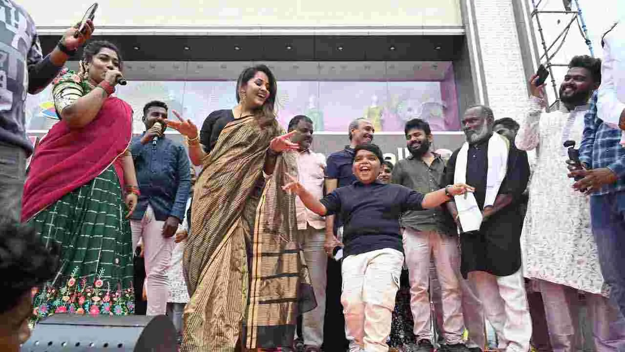 Anasuya: నెల్లూరులో సినీనటి అనసూయ. బాల నటుడు బుల్లి రాజు ఫోటోలు