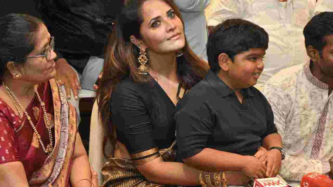 Anasuya: నెల్లూరులో సినీనటి అనసూయ. బాల నటుడు బుల్లి రాజు ఫోటోలు