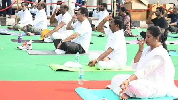 Yoga Event: రేవు పోలవరం తీరంలో యోగాంధ్ర.. యోగాసనాలు వేసిన అనిత