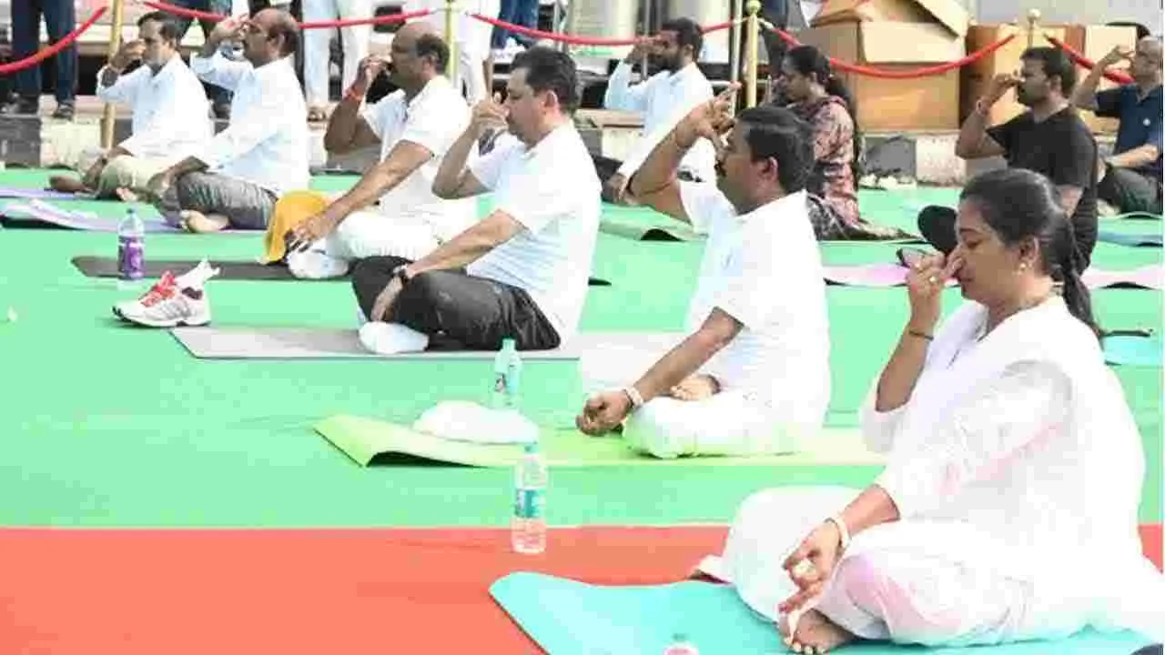 Yoga Event: రేవు పోలవరం తీరంలో యోగాంధ్ర.. యోగాసనాలు వేసిన అనిత