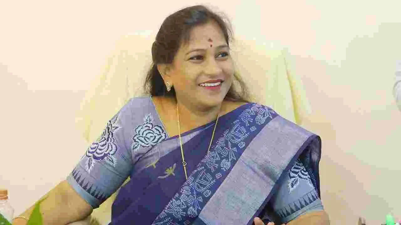 Anitha Supports Poor Family: నిరుపేద కుటుంబానికి హోంమంత్రి అనిత అండ