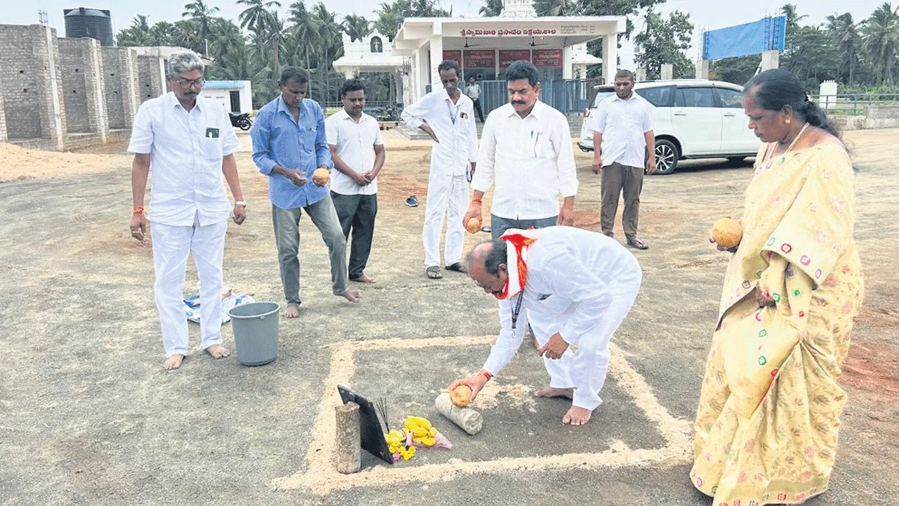 సత్యదేవుడి నమూనాలయం వద్ద  హైమాస్ట్‌ కాంతుల ప్రక్రియ ప్రారంభం