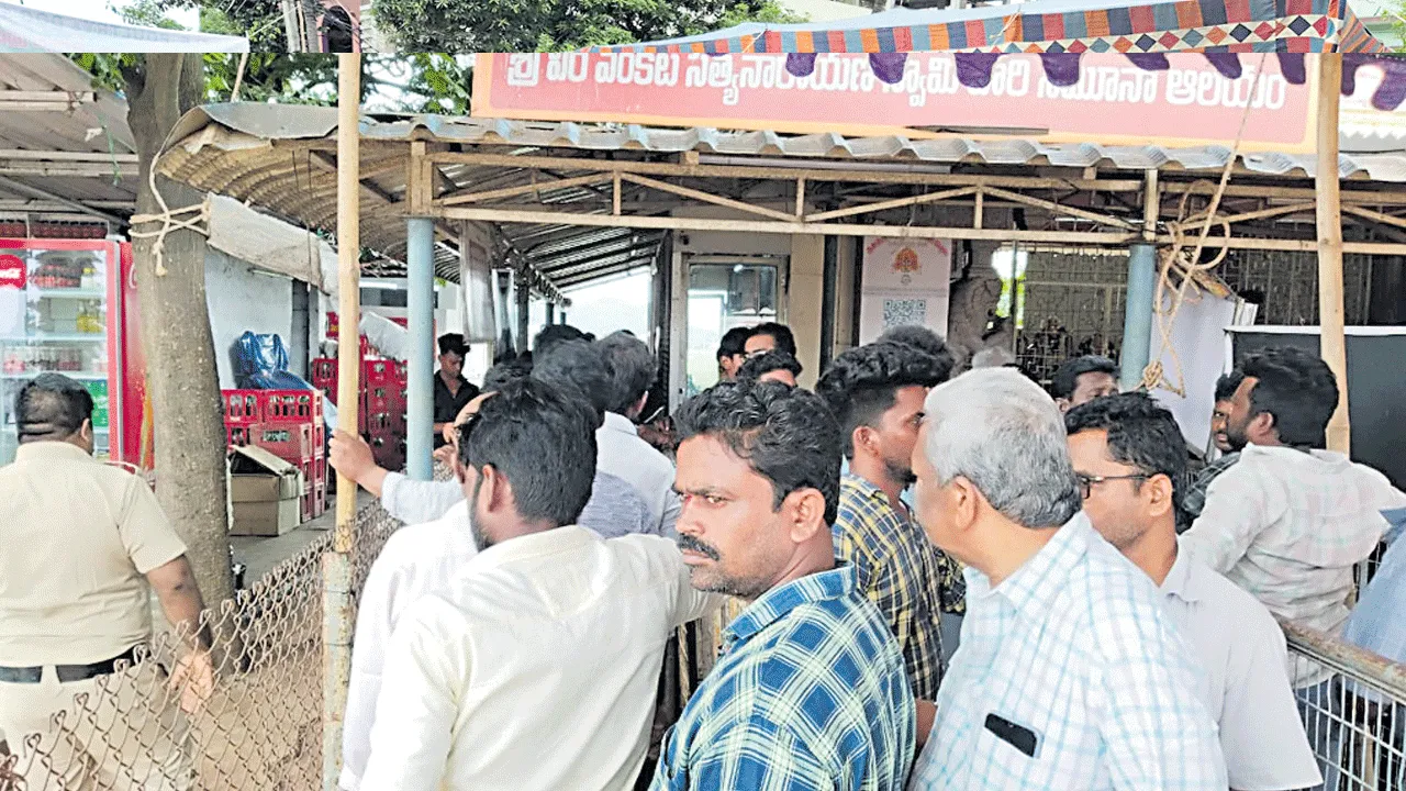 అన్నవరంలో 70 వేల ప్రసాదం ప్యాకెట్ల విక్రయాలు