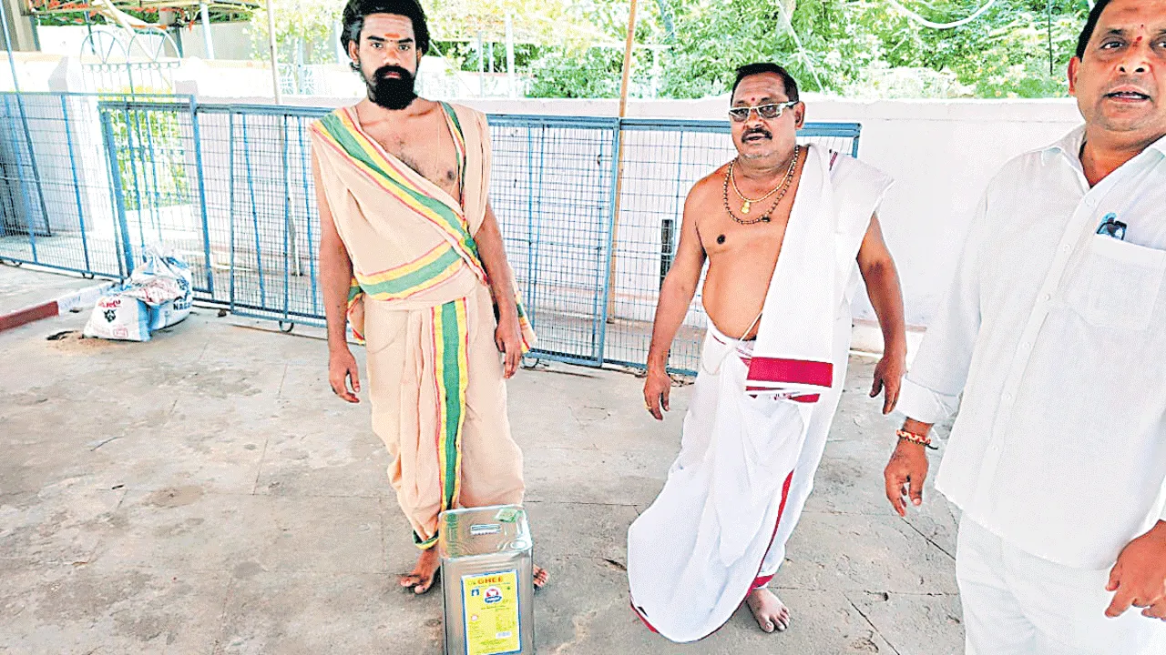 అన్నవరంలో ఉప ప్రధాన అర్చకుడు, పరిచారకుడు సస్పెండ్‌