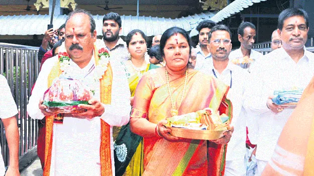 విజయవాడ దుర్గమ్మకు అన్నవరం తరుపున సారె, చీర 