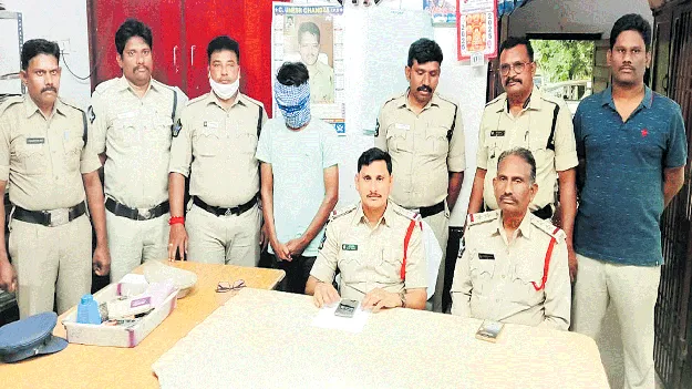 ఆలయాల్లో హుండీలే టార్గెట్‌