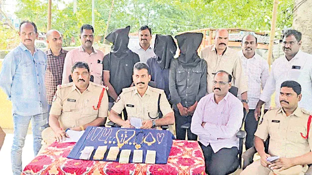 చోరీ కేసులో ముగ్గురి అరెస్టు