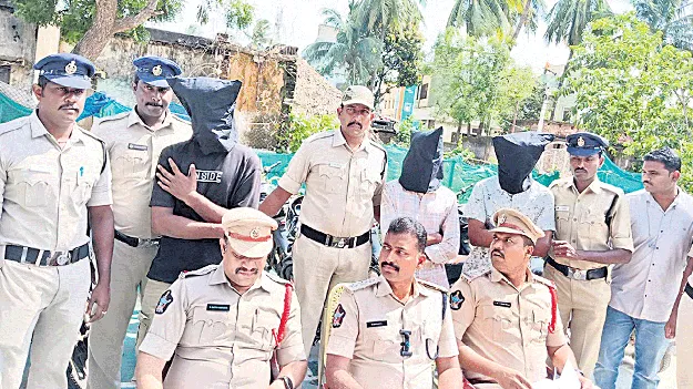 చెడు వ్యసనాలకు బానిసలై ఇళ్ల వద్ద పార్కింగ్ బైక్ల చోరీలు