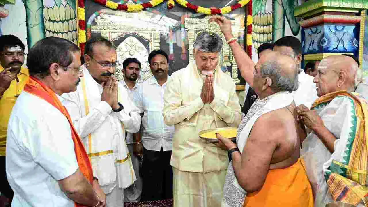 Chandrababu Srisailam: శ్రీశైలంలో సీఎం చంద్రబాబు..  భ్రమరాంబ మల్లికార్జునులకు ప్రత్యేక పూజలు..