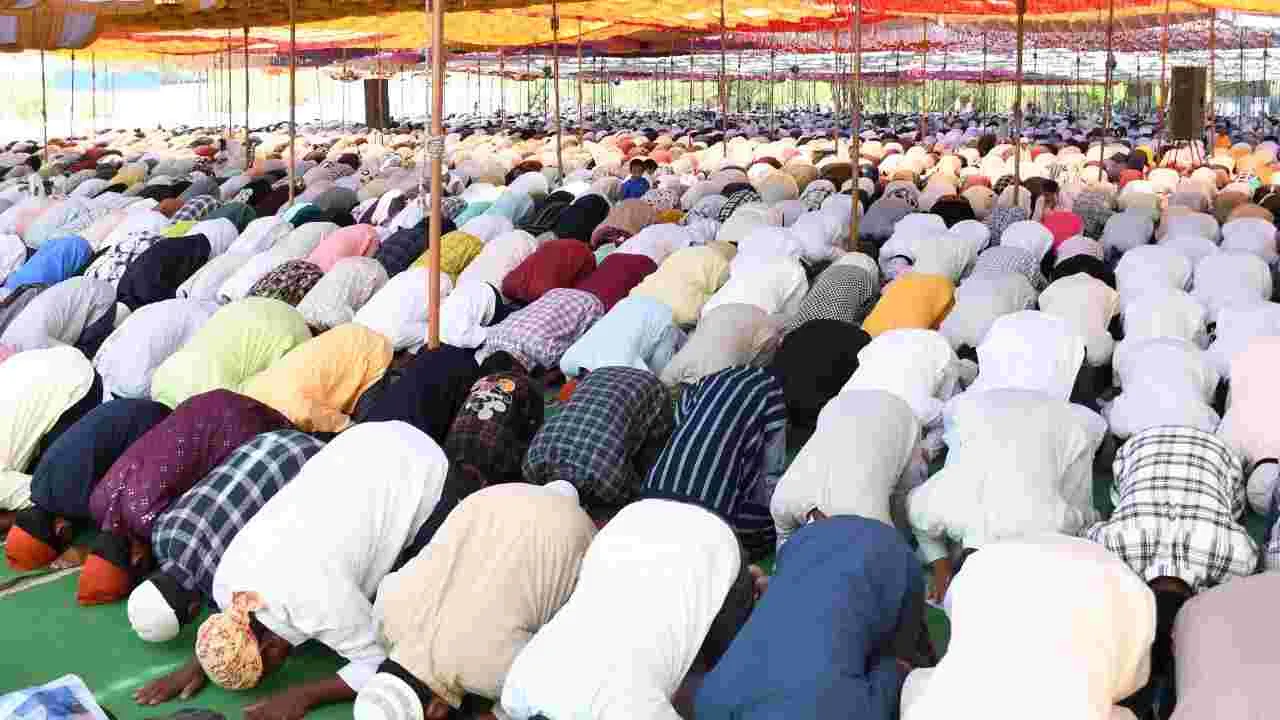 Bakrid Celebrations: తెలుగు రాష్ట్రాల్లో ఘనంగా బక్రీద్ వేడుకలు