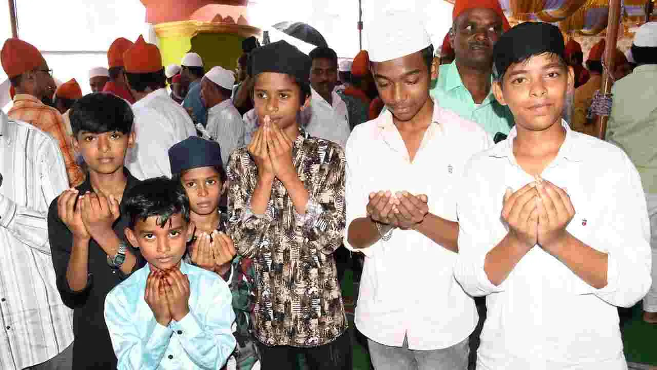 Bakrid Celebrations: తెలుగు రాష్ట్రాల్లో ఘనంగా బక్రీద్ వేడుకలు
