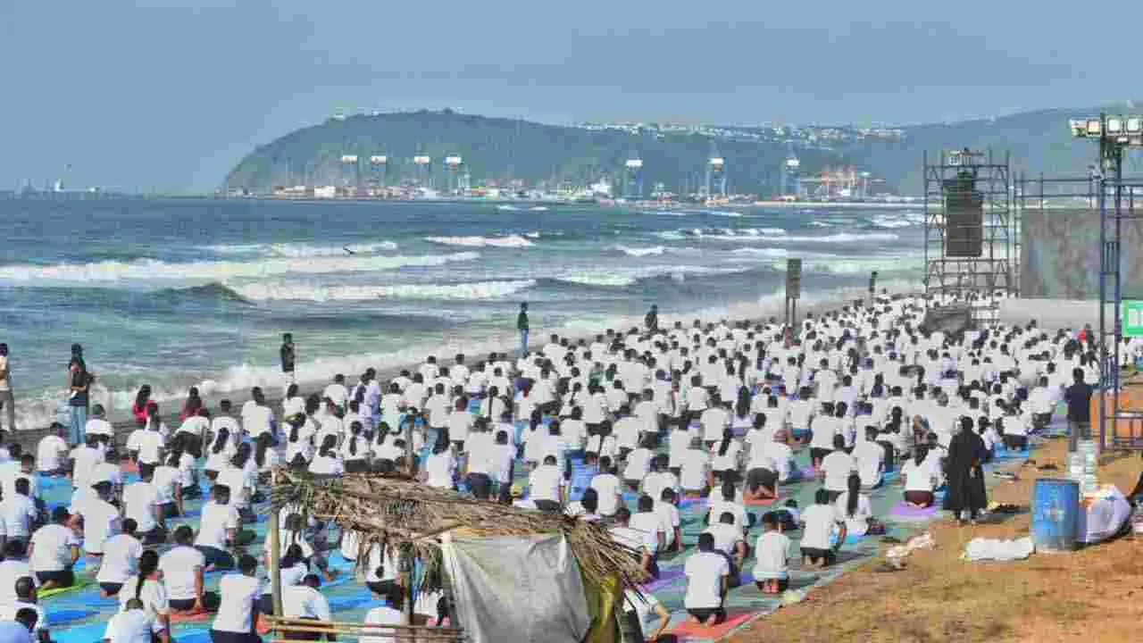 Yogandhra: విశాఖ తీరంలో కన్నులపండువగా సాగిన యోగాంధ్ర ప్రత్యేక ఫొటోల సమాహారం..