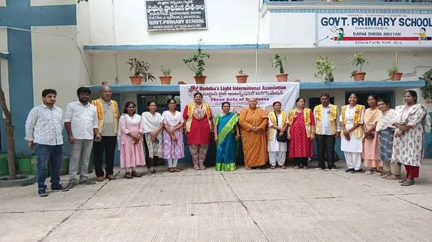 BLIA: పేద విద్యార్థులకు బౌద్ధుల సాయం.. బూట్లు, క్రీడాసామగ్రి పంపిణీ..